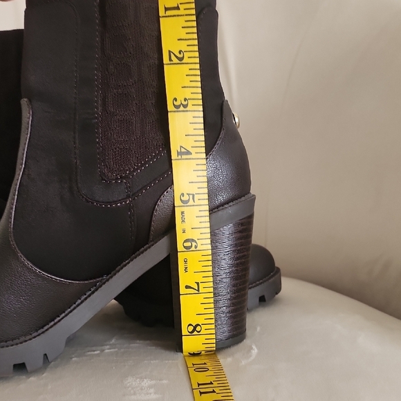 Guess women's ankle boots
Dark brown Size 8M - Picture 9 of 11